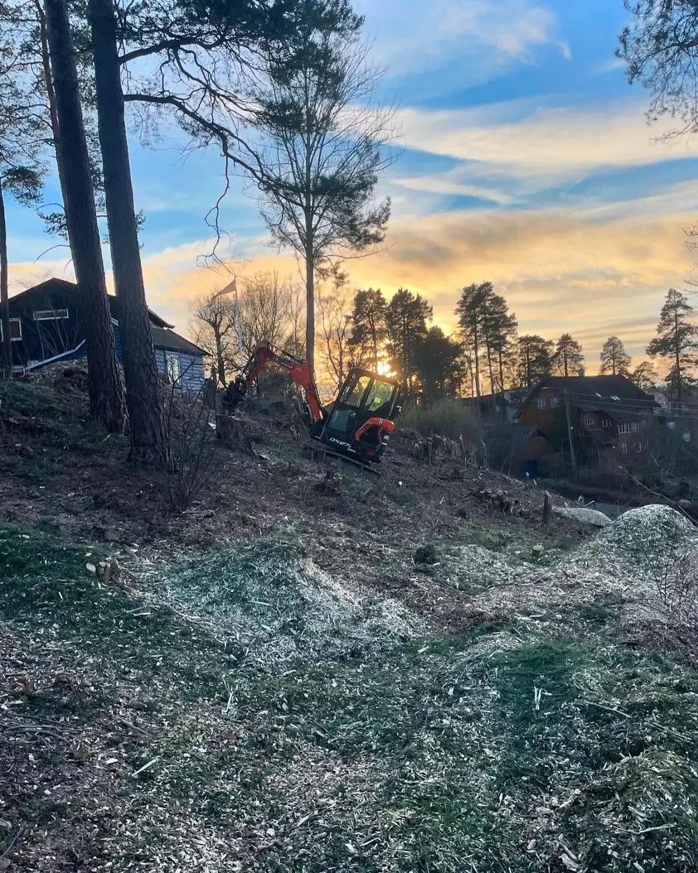 Ryddet tomt i solnedgang etter endt oppdrag